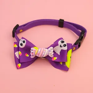 Détail du collier pour animaux Halloween violet avec motifs de fantômes et de bonbons