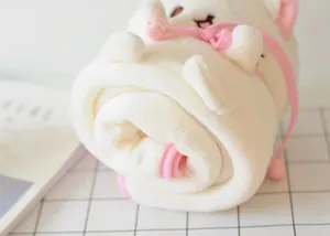 Vue détaillée d'une couverture de dessin animé Shiba Inu en flanelle blanche