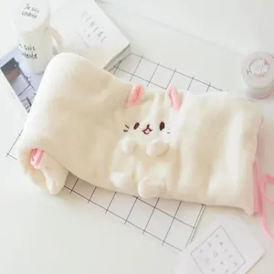 Douce couverture en peluche blanche avec oreilles de chat 3D et détails brodés fins