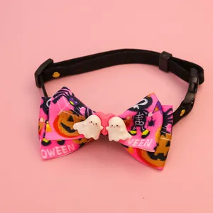 Gros plan d'un collier nœud pour animaux Halloween avec fantômes et citrouilles