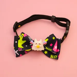 Vue détaillée du collier pour animaux avec nœud papillon fantôme pour Halloween.
