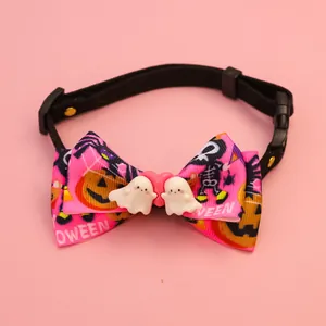 Vue détaillée d'un collier d'Halloween rose pour animaux avec fantômes et motifs de citrouille