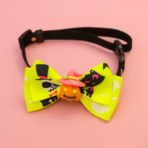 Gros plan d'un collier pour animaux Halloween avec nœud papillon, citrouille et chat