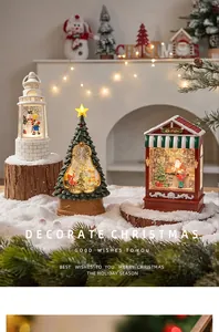 Detailansicht von leuchtenden Weihnachts-Schneekugeln mit Musik und Schneeeffekt