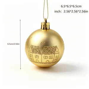 Detailansicht einer 6,5 cm großen goldenen Weihnachtskugel mit glitzerndem Haus- und Mondmuster