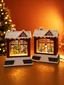Detailansicht der leuchtenden Weihnachts-Schneekugel-Laternen mit Weihnachtsmann
