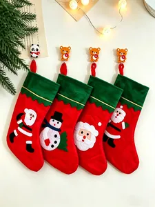 Ensemble festif de quatre chaussettes de Noël rouges et vertes avec motifs de Père Noël.