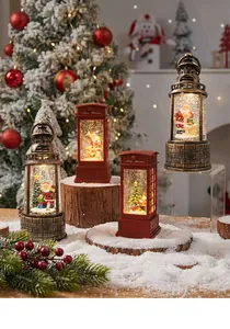 Detail von Retro-Weihnachtslaternen und Telefonzellen mit wirbelndem Schnee und Licht