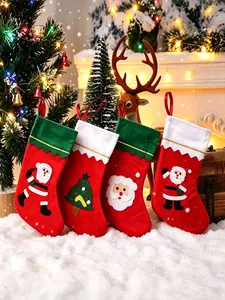 Vue détaillée de quatre chaussettes de Noël avec motifs Père Noël et sapin