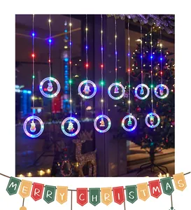 Tenda luminosa natalizia a LED festosa con anelli di personaggi appesi in una finestra.