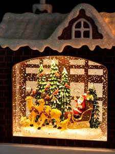 Detailansicht der Weihnachts-Hauslaterne mit LED-Szene von Weihnachtsmann und Rentier.