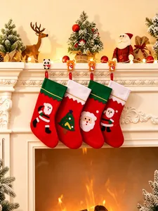 Quatre chaussettes de Noël festives rouges et vertes suspendues à une cheminée blanche