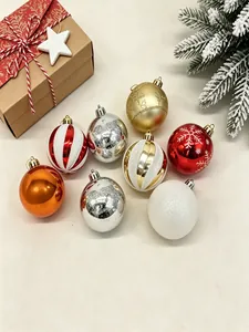 Detailansicht festlicher Weihnachtskugeln in Rot, Gold, Silber und Weiß mit Glitzer.