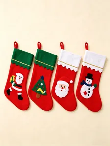Vue détaillée de quatre chaussettes de Noël avec des motifs de Père Noël et bonhomme