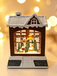 Detailaufnahme eines Weihnachts-Schneekugel-Hauses mit Weihnachtsmann und warmem LED-Licht