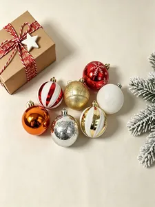 Detailansicht verschiedener festlicher Weihnachtskugeln in Rot, Weiß, Gold und Silber