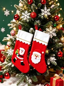 Gros plan de chaussettes de Noël rouges décoratives avec motifs du Père Noël sur un sapin