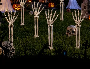 Outdoor Halloween Deko mit realistischen Skeletthand-Pfählen und Totenköpfen für Garten