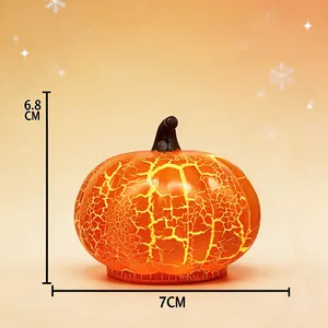 Vista detallada de lámpara de calabaza de Halloween con efecto de grietas y medidas