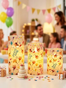 Tres velas electrónicas LED con diseño de Happy Birthday en un ambiente cálido de fiesta