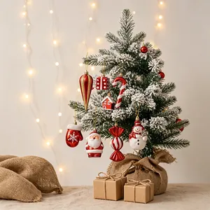 Weihnachtsschmuck-Set in Rot und Weiß mit Weihnachtsmann und Schneemann am Baum