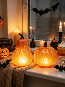 Cálida escena de Halloween con luces de calabaza brillantes con textura de grieta