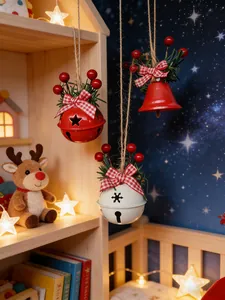 Cloches de Noël décoratives avec baies rouges et nœuds à carreaux dans un décor chaleureux