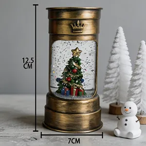 Vue détaillée d'une lanterne de Noël vintage en bronze mesurant 12,5 cm par 7 cm.