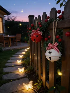 Vue détaillée de cloches de Noël avec nœuds à carreaux rouges sur une clôture