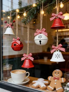 Cloches de Noël festives avec nœuds à carreaux rouges suspendues par une corde en chanvre