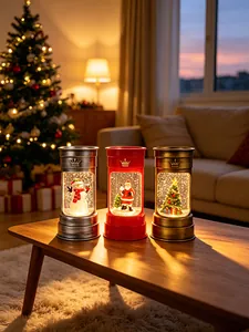Vue détaillée de trois lanternes de Noël festives avec des boules à neige centrales