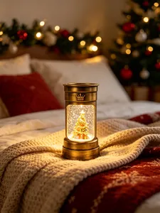 Lanterne boule à neige de Noël en bronze antique avec sapin scintillant et couronne