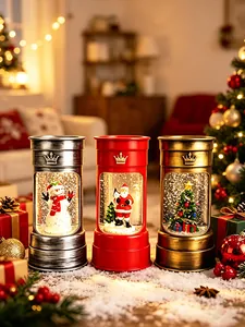 Détail des lanternes de Noël à paillettes avec motifs Père Noël et bonhomme de neige