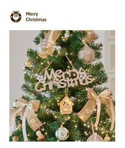 Primo piano di decorazioni natalizie oro-marrone con targa in legno Merry Christmas.