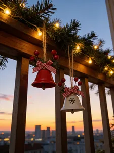 Gros plan de cloches de Noël rouges et blanches festives avec nœuds et baies.