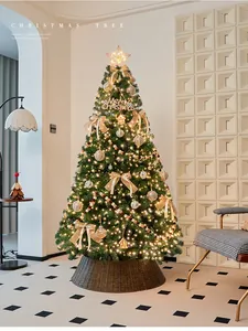 Vista di un albero di Natale oro-marrone con luci calde in un ambiente moderno.