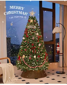 Albero di Natale verde decorato con luci calde in un accogliente soggiorno festivo