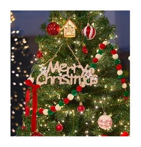 Vista dettagliata di un albero di Natale decorato con targa Merry Christmas e luci calde.