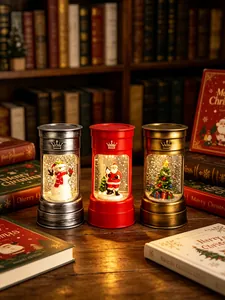 Trois lanternes de Noël vintage avec Père Noël, bonhomme de neige et sapin sur table