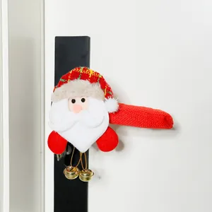 Vista ravvicinata di un coprimaniglia festoso a forma di Babbo Natale con campanelli d'oro