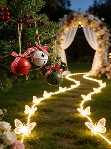 Gros plan de cloches de Noël festives avec rubans à carreaux et baies sur un sapin