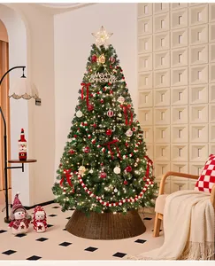Albero di Natale da sogno con base marrone dorata e addobbi festosi in casa