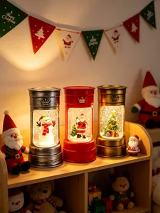Vue détaillée de trois lanternes à eau décoratives de Noël sur une étagère en bois