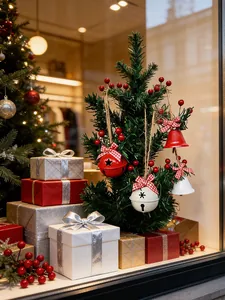 Gros plan de cloches de Noël rouges et blanches avec nœuds à carreaux sur un sapin