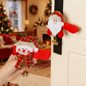 Dettaglio di copri maniglie natalizie in peluche con Babbo Natale e pupazzo