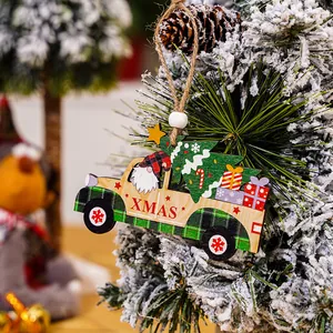 Detailaufnahme eines weihnachtlichen LKW-Anhängers aus Holz mit Wichtel an einem Tannenbaum