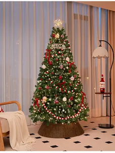 Splendido albero di Natale verde decorato con calde luci LED e una punta a stella dorata.