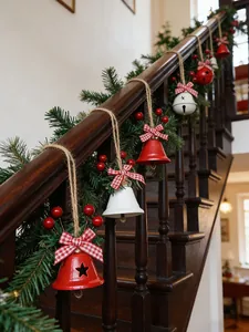 Gros plan de cloches de Noël festives avec nœuds à carreaux suspendues à une rampe d'escalier