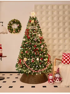 Dettaglio di un albero di Natale decorato in oro marrone con luci calde e decori