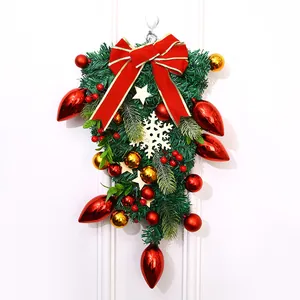 Weihnachts-Hängegirlande mit großer roter Schleife und festlichem Dekor